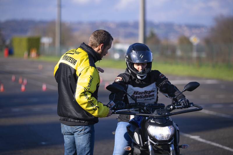 Bon moniteur moto auto ecole Mont d'or Conduite près de Lyon